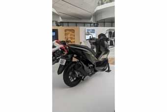 Hero Xoom 160 Right Rear Three Quarter