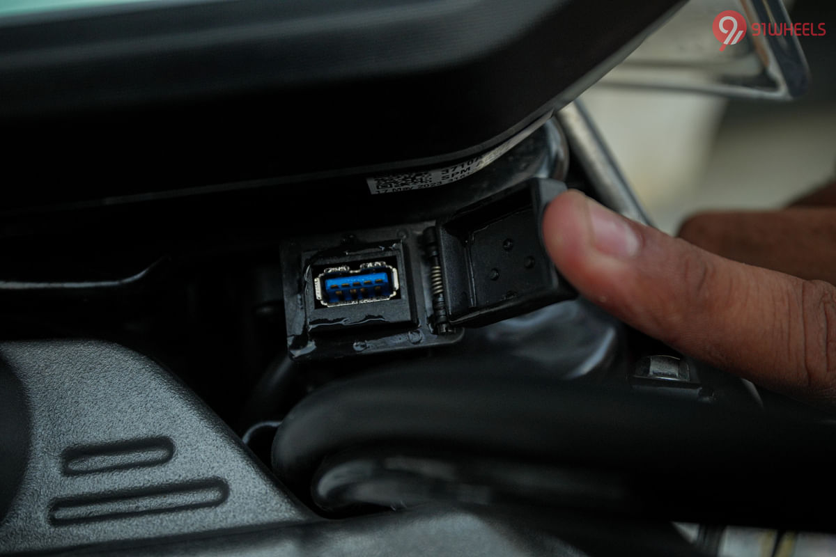 Hero Xpulse 200 4V USB Port
