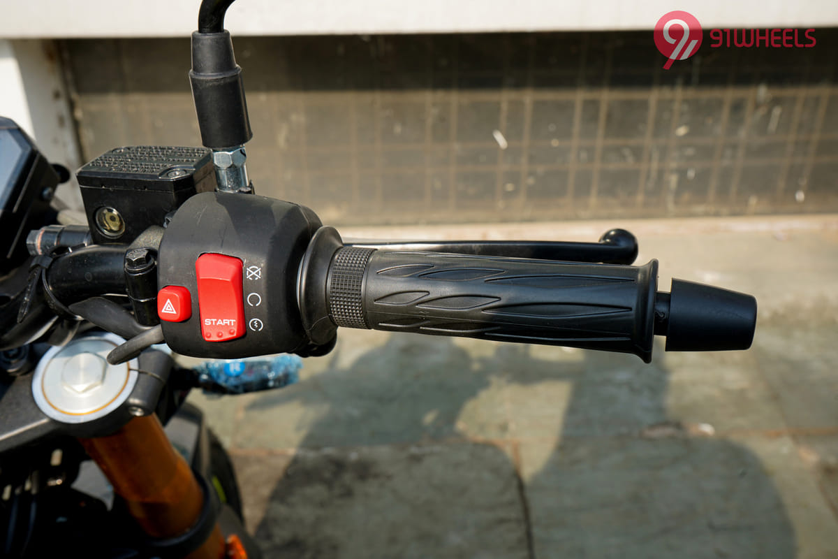 Hero Xtreme 160R 4V Left Side Handelbar Grip Hero Xtreme 160R 4V Left Side Handelbar Grip