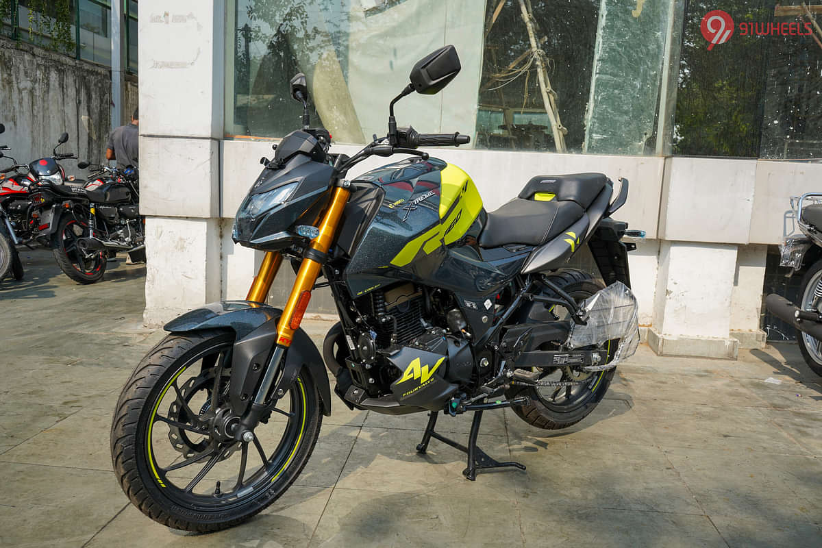 Hero Xtreme 160R 4V Left Front Three Quarter