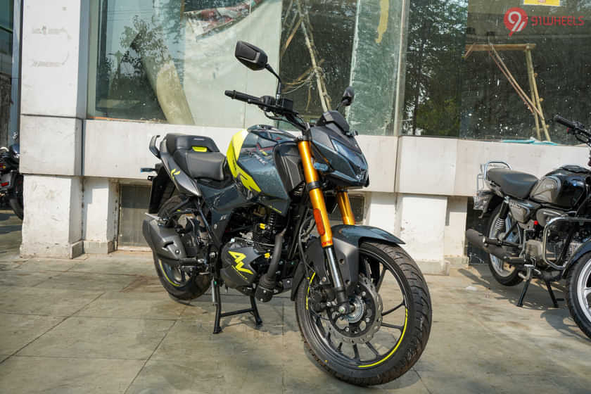 Hero Xtreme 160R 4V Right Front Three Quarter