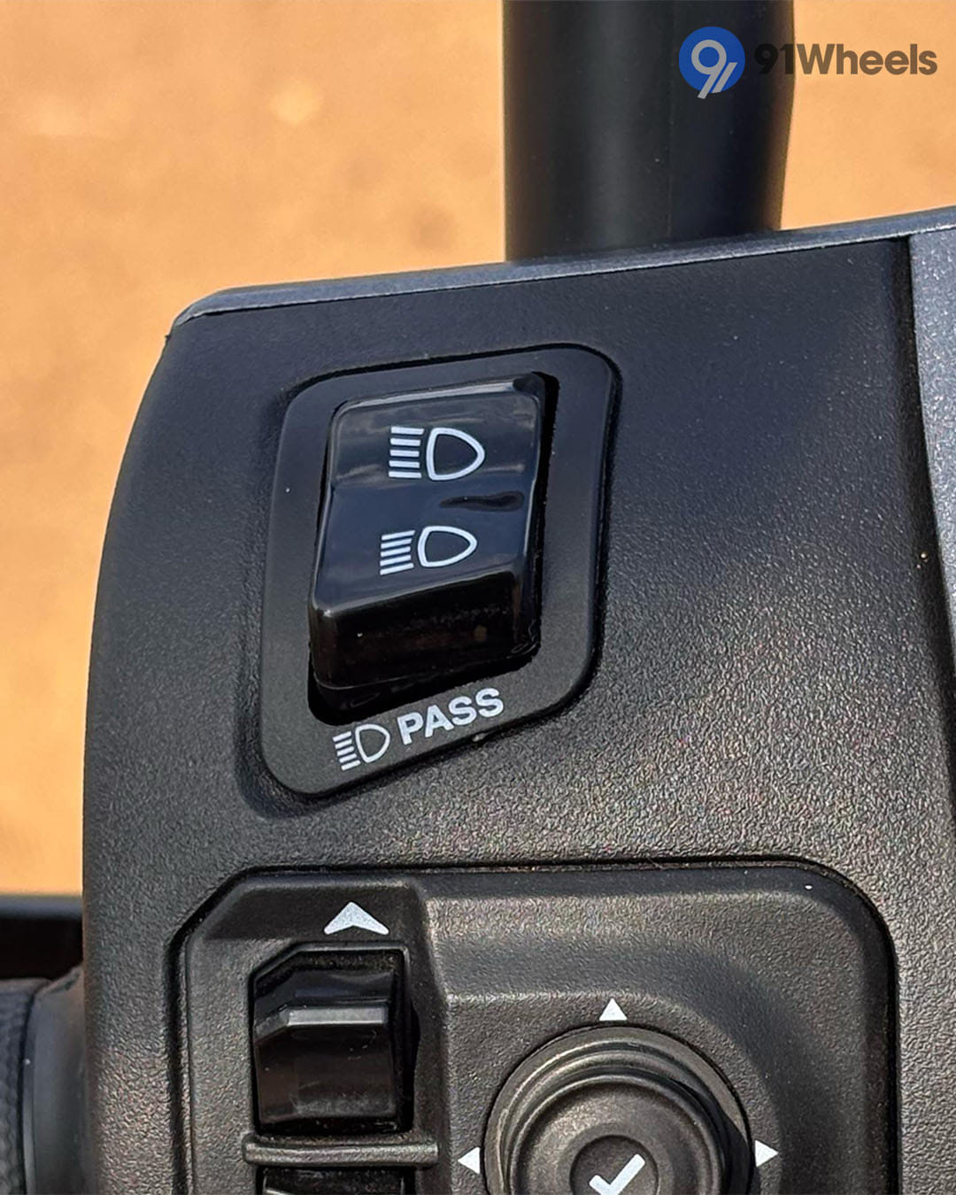 Handlebar & Console Area - 1 Handlebar & Console Area - 1