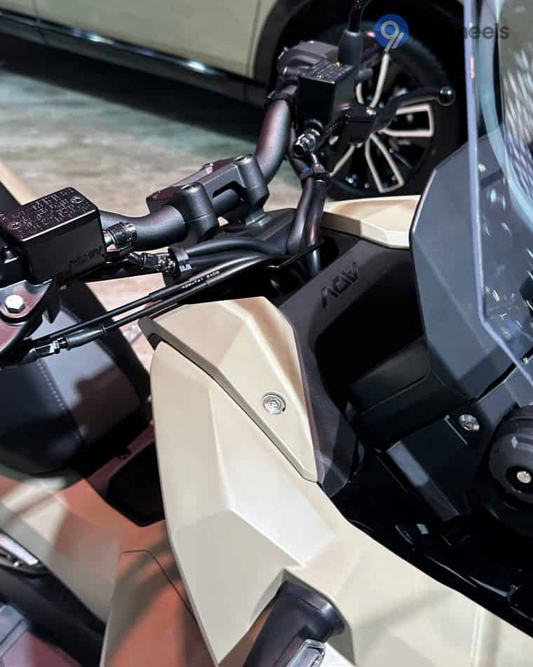 Handlebar & Console Area - 1 Handlebar & Console Area - 1