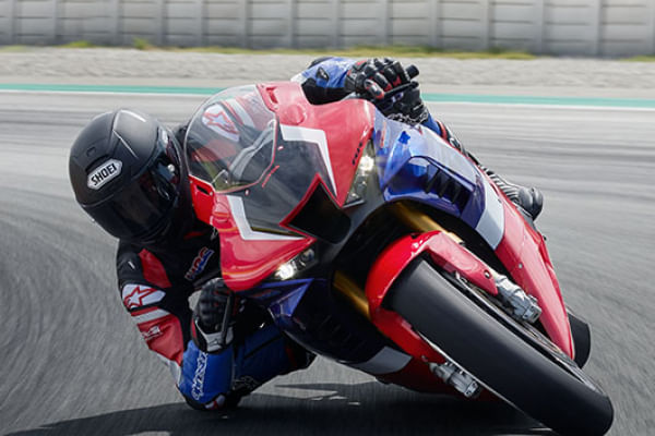 Honda CBR1000RR-R 2021-2024 Riding Shot