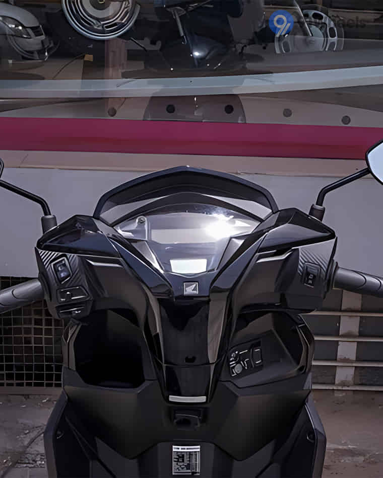 Handlebar & Console Area - 3