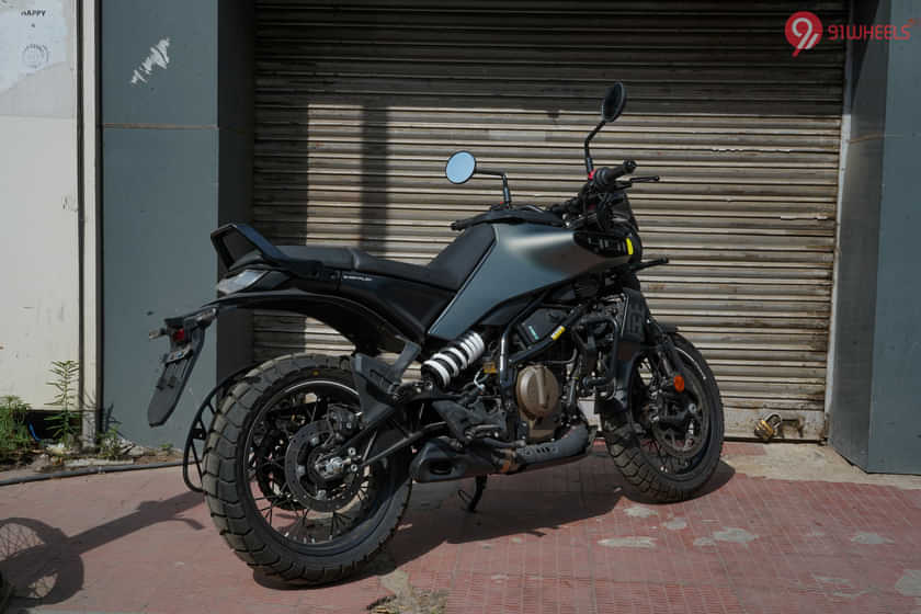 Husqvarna Svartpilen 401 Right Rear Three Quarter Husqvarna Svartpilen 401 Right Rear Three Quarter