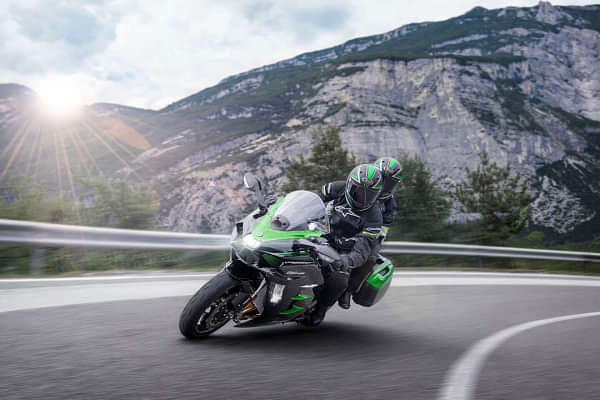 Kawasaki Ninja H2 SX SE Riding Shot