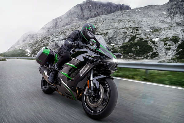 Kawasaki Ninja H2 SX SE Riding Shot