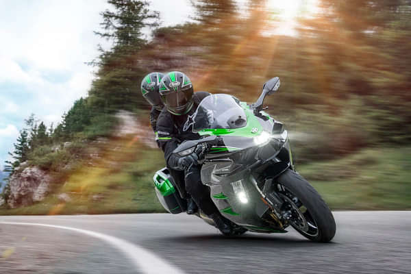 Kawasaki Ninja H2 SX SE Riding Shot