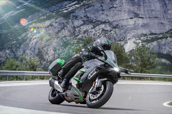 Kawasaki Ninja H2 SX SE Riding Shot