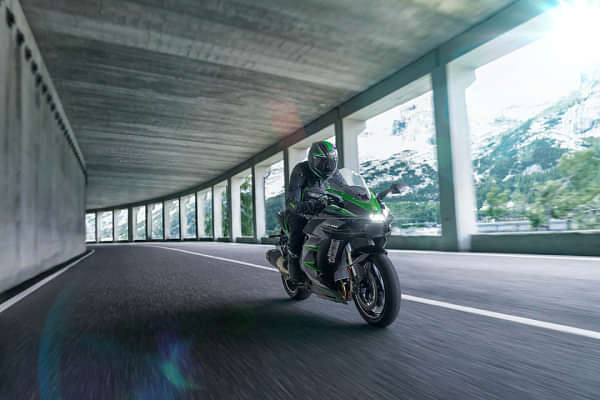 Kawasaki Ninja H2 SX SE Riding Shot