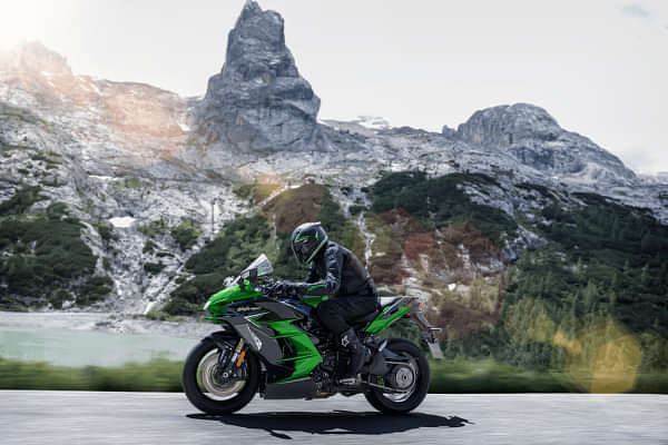 Kawasaki Ninja H2 SX SE Riding Shot