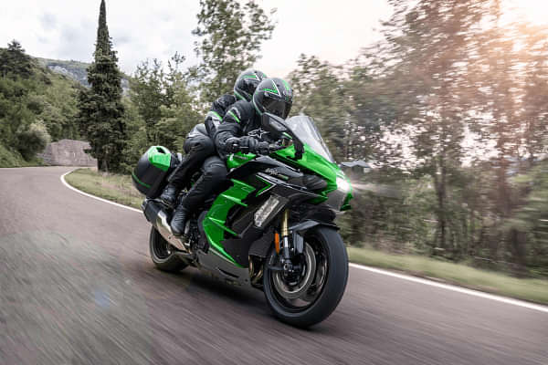 Kawasaki Ninja H2 SX SE Riding Shot