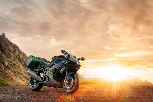 Kawasaki Ninja H2 SX SE Right Front Three Quarter