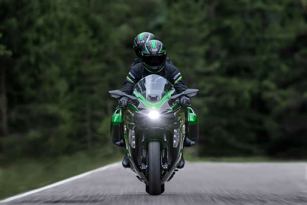 Kawasaki Ninja H2 SX SE Riding Shot