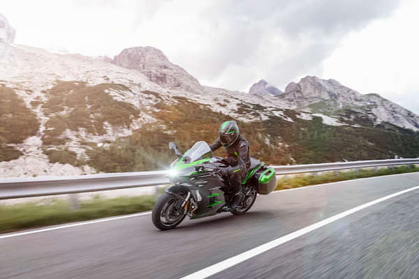 Kawasaki Ninja H2 SX SE Riding Shot