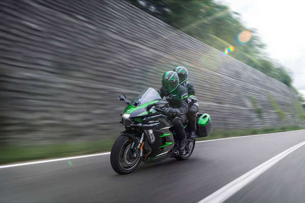 Kawasaki Ninja H2 SX SE Riding Shot