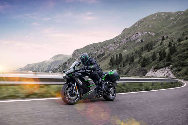 Kawasaki Ninja H2 SX SE Riding Shot