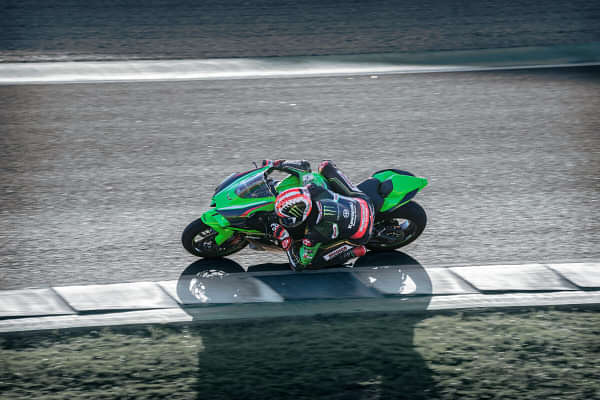 Kawasaki Ninja ZX 10 R Cornering Shot