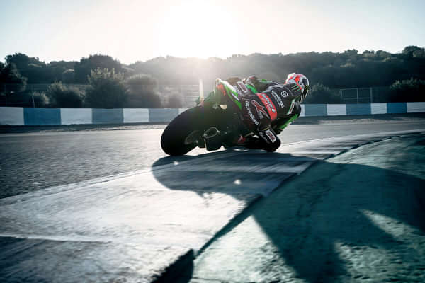 Kawasaki Ninja ZX 10 R Cornering Shot