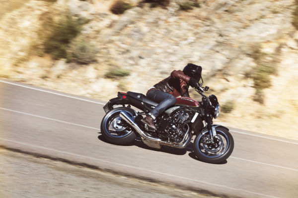 Kawasaki Z900RS Cornering Shot
