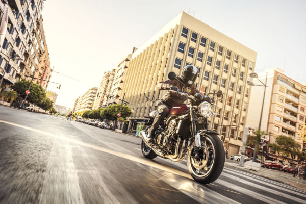 Kawasaki Z900RS Riding Shot