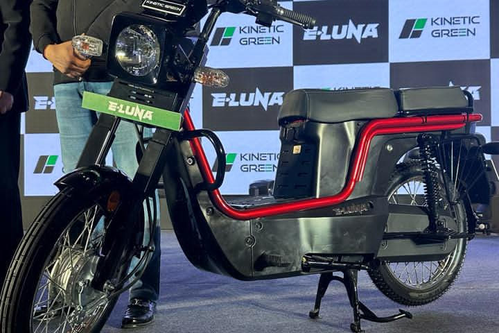 Kinetic E-Luna Right Front Three Quarter