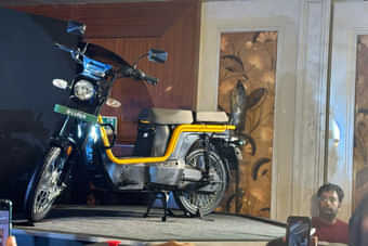 Kinetic E-Luna Right Side View Kinetic E-Luna Right Side View