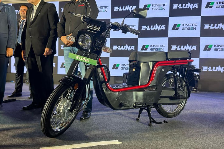 Kinetic E-Luna Left Front Three Quarter
