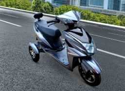 Komaki XGT X5 Right Front Three Quarter Komaki XGT X5 Right Front Three Quarter