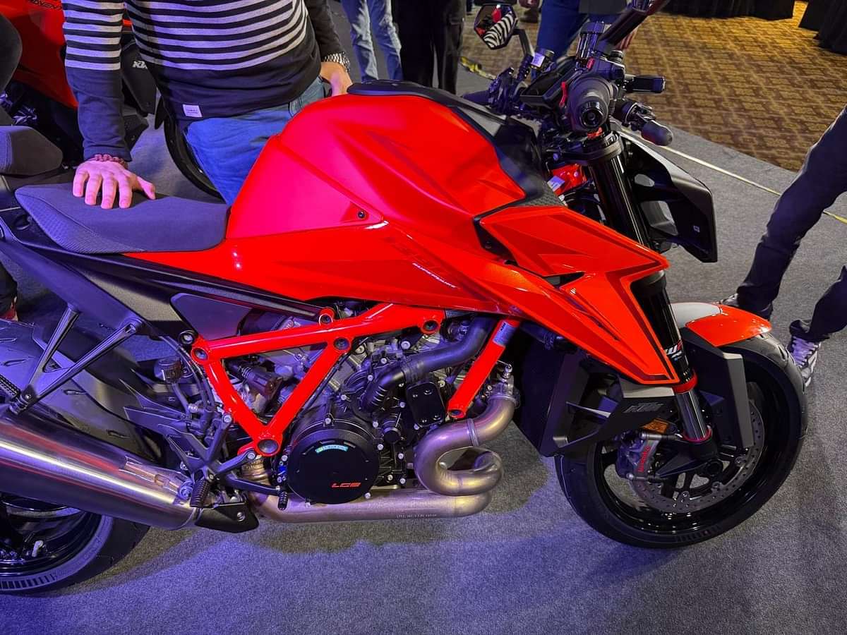 KTM 1390 Super Duke R Right Side View