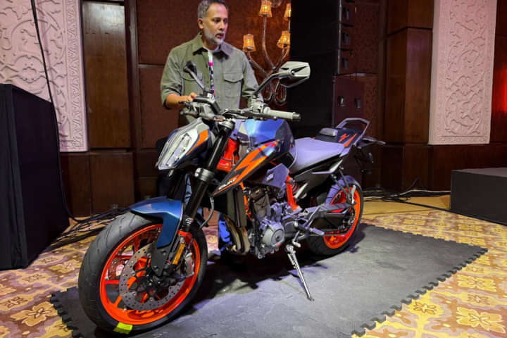 KTM 890 Duke R Left Front Three Quarter