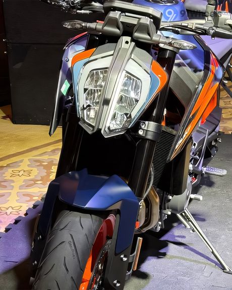 890 Duke R Head Light