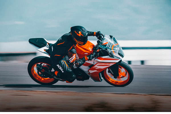 KTM RC 125 Riding Shot