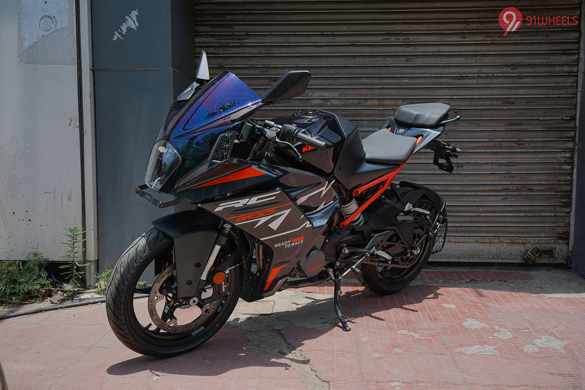 KTM RC 200 Left Front Three Quarter