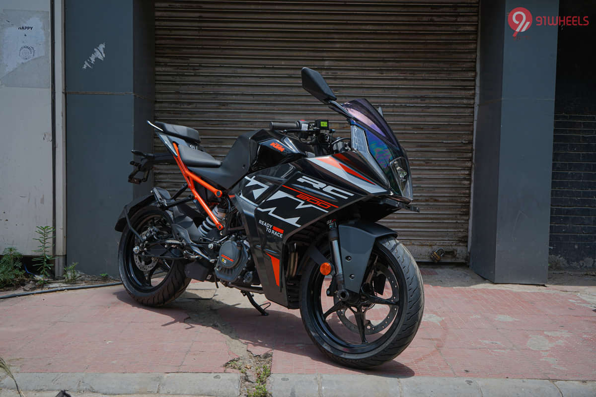 KTM RC 200 Right Front Three Quarter