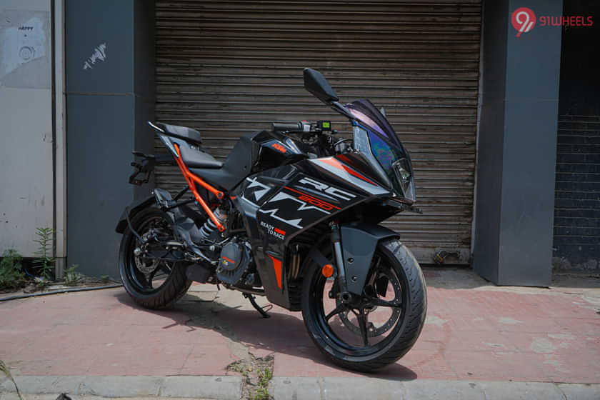KTM RC 200 Right Front Three Quarter KTM RC 200 Right Front Three Quarter