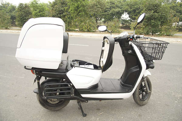 Li-ions Spock Electric Scooter Right Front Three Quarter
