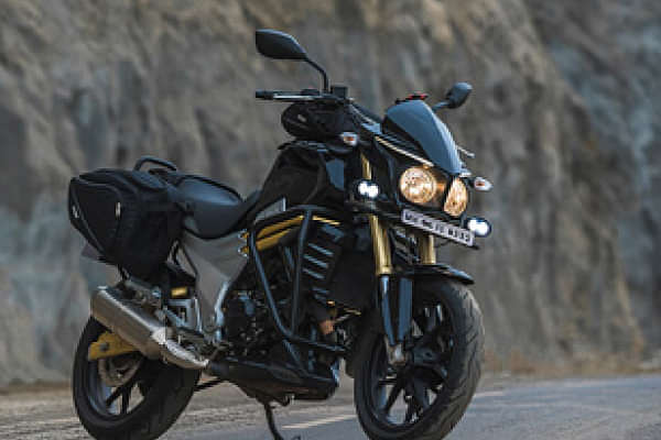 Mahindra Mojo 300 BS6 Right Front Three Quarter