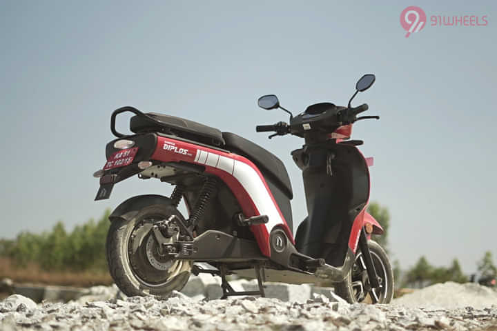 Numeros Diplos Right Rear Three Quarter Numeros Diplos Right Rear Three Quarter