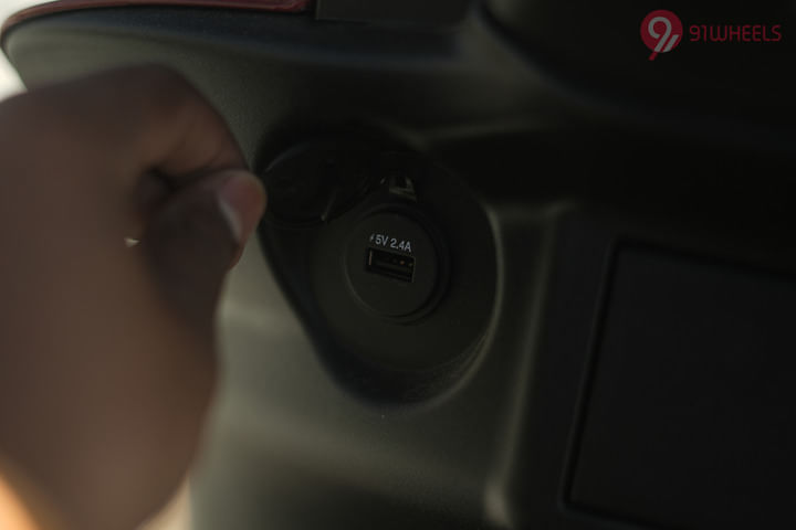 Numeros Diplos USB Charging Port