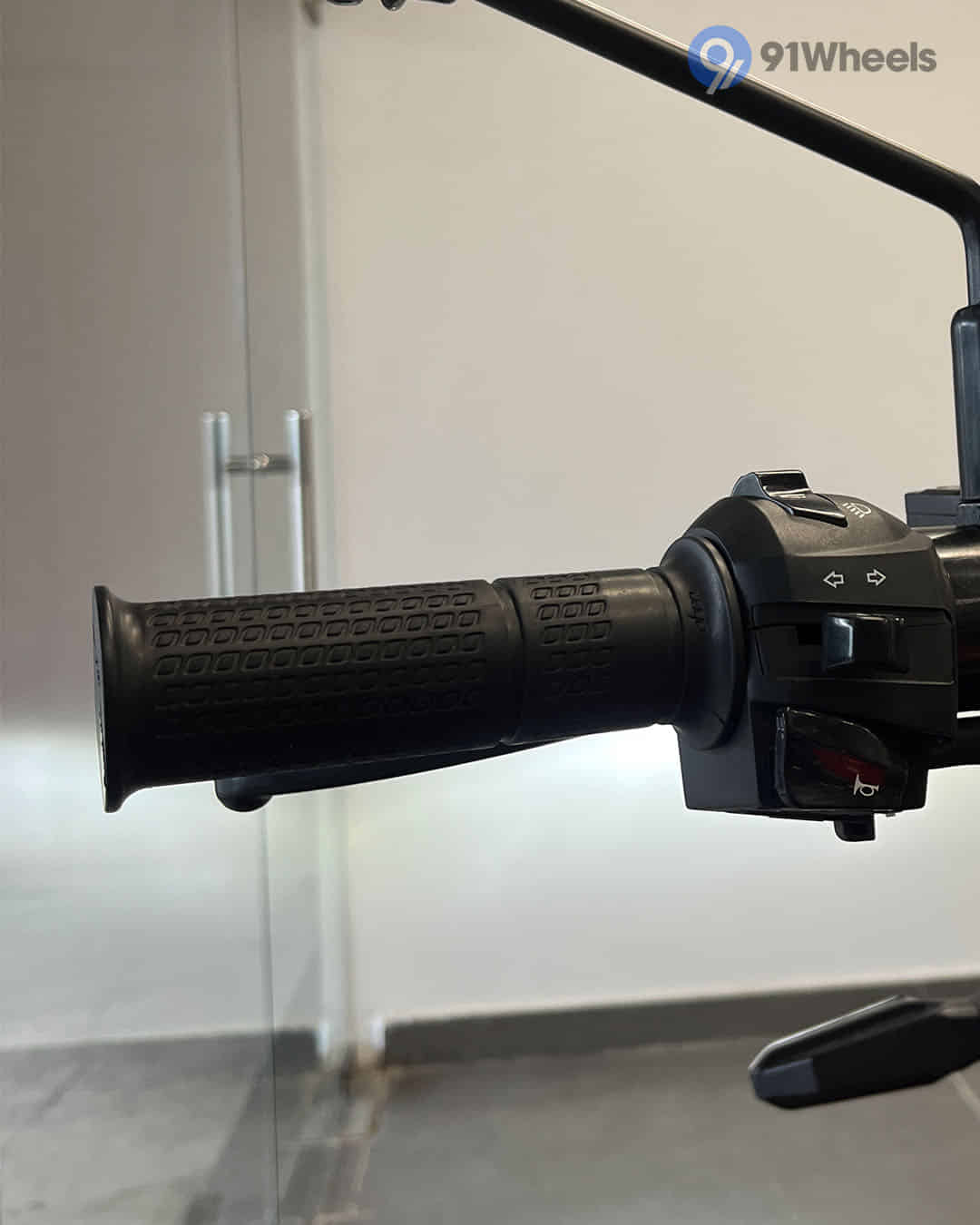 Right Side Handelbar Throttle Grip