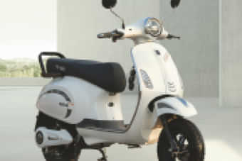 PURE EV Epluto 7G Right Front Three Quarter