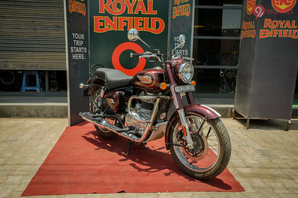 Royal Enfield Bullet 350 Right Front Three Quarter