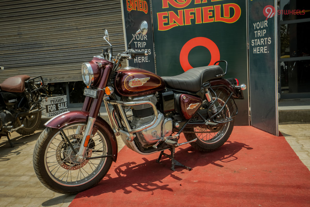 Royal Enfield Bullet 350 Left Front Three Quarter