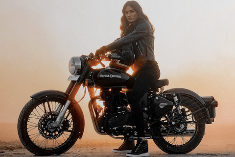 Royal Enfield Classic 350 Dual Channel ABS Signals Edition Moving shot