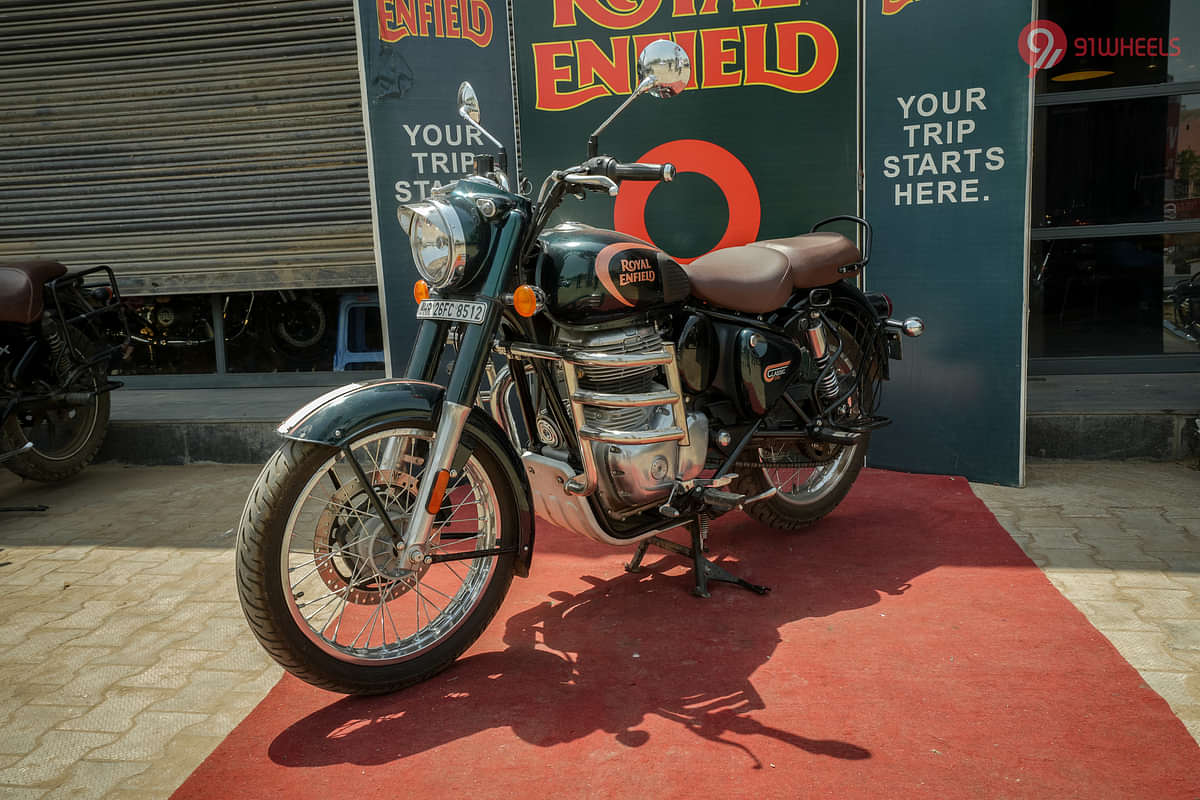 Royal Enfield Classic 350 Left Front Three Quarter