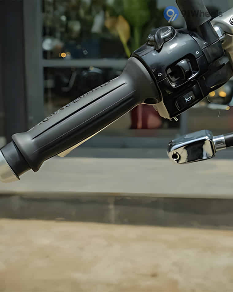 Handlebar & Console Area - 4 Handlebar & Console Area - 4