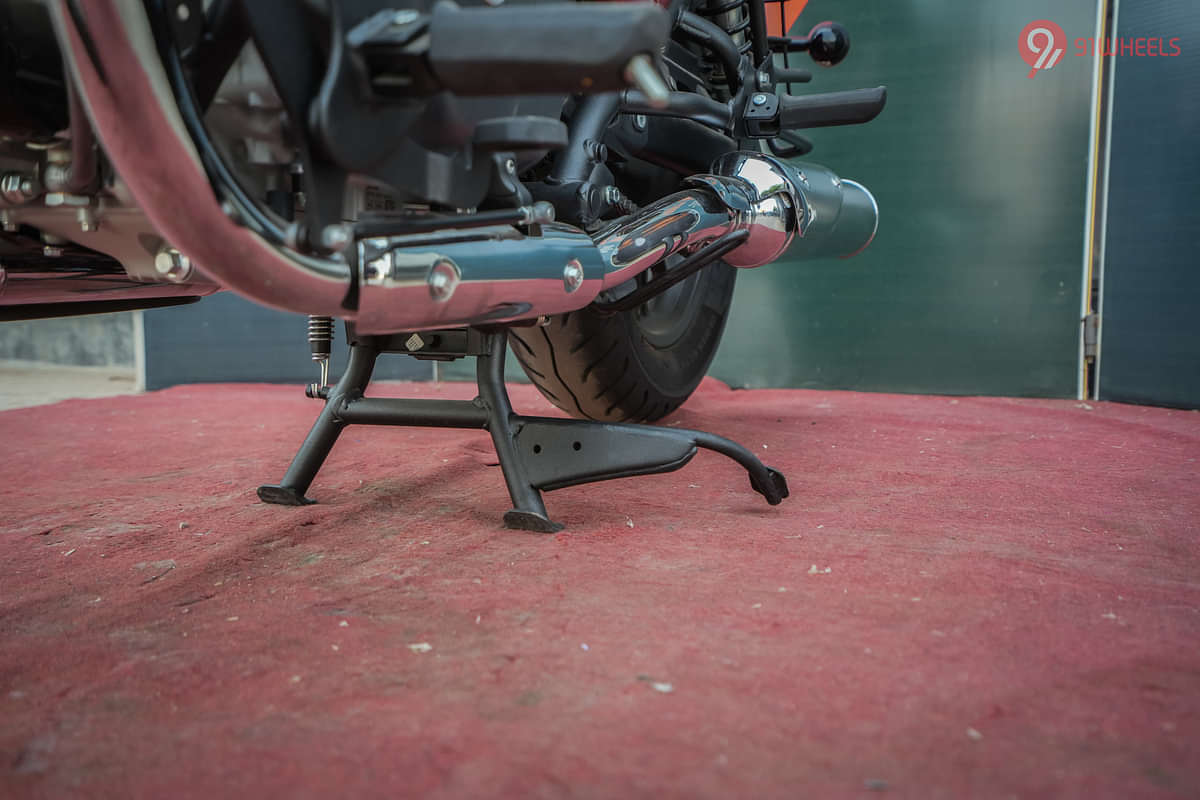Royal Enfield Super Meteor 650 Main stand