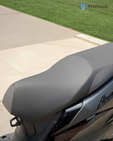 Avenis Seat